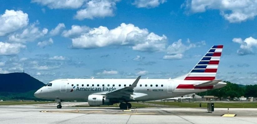 American Airlines E-175 taxiing at ROA