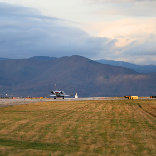Photo of American Eagle jet taxiing on winter day at ROA
