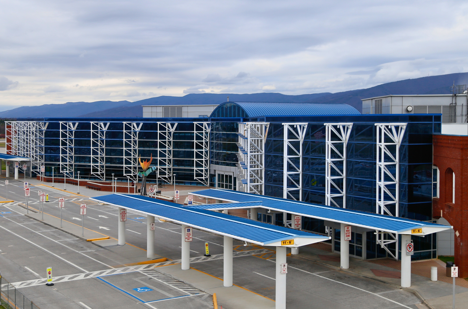 ROA terminal exterior from front loop of airport 
