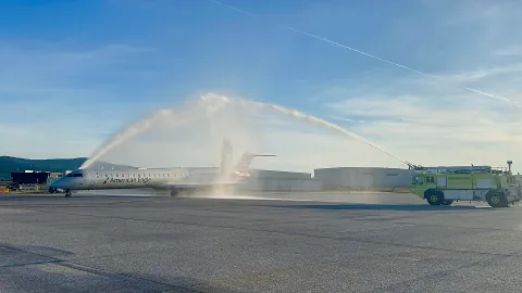 PSA Aircraft taxiing under ARFF water canon salute for DFW inaugural flight